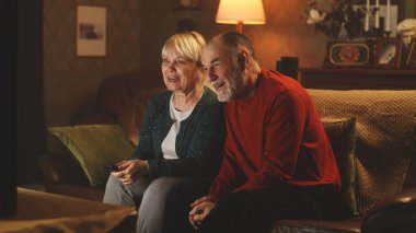 İyimser yaşlı karı koca komediyi tartışıyor.