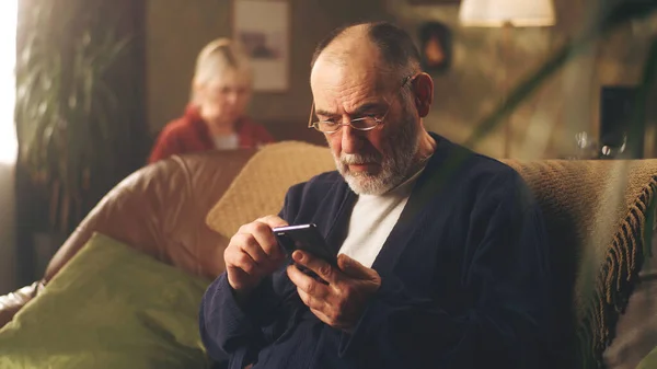 Uomo anziano sconvolto con smartphone — Foto Stock