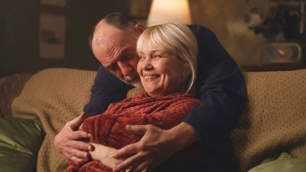 Mann und Frau im Alter umarmen sich — Stockfoto