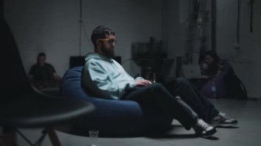 Bir sığınakta çalışan web geliştiricileri