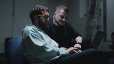 Savaş sırasında denetmen ve bilişim işçisi.