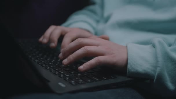 Male IT worker typing on a keyboard — Vídeos de Stock