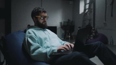 IT workers hearing the alarm during war