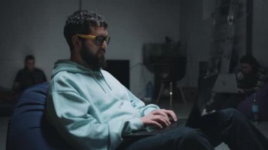 Bombalama sırasında bodrumda bilişim işçileri