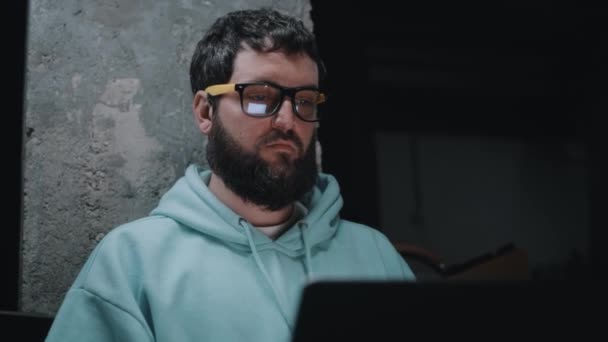 Upset web developer in a bomb shelter — Vídeo de stock