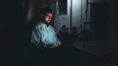 Karanlık bomba sığınağında çalışan programcı