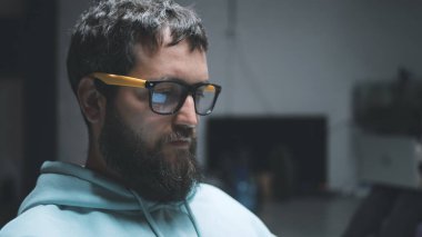 Alarm sırasında bir grup bilişim işçisi