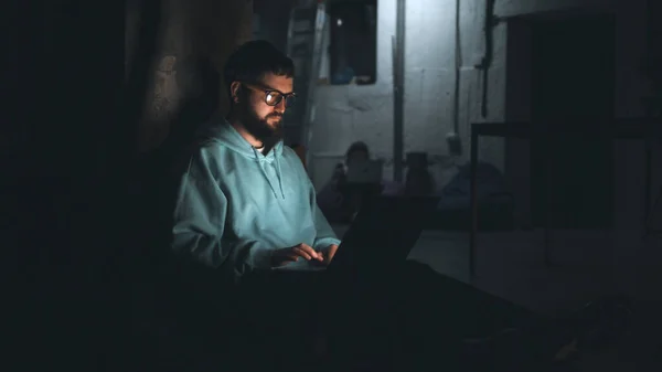 Programmer working in dark bomb shelter — Stock Photo, Image