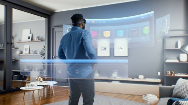 Meta evrende sanal NFT arayüzü kullanan adam