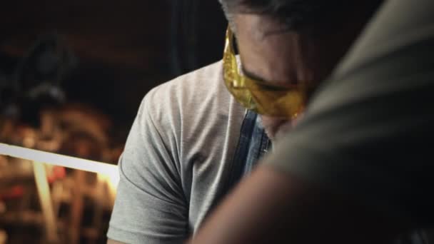 Hombre Con Gafas Seguridad Con Compañero Trabajo Hablando Haciendo Productos — Vídeos de Stock