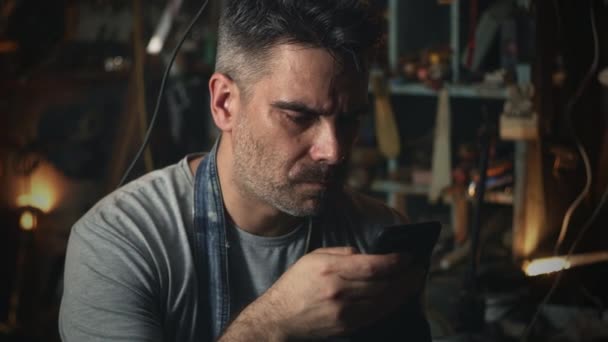 Человек Рабочей Одежде Принимает Онлайн Заказ Металлические Изделия Клиента Смартфоне — стоковое видео