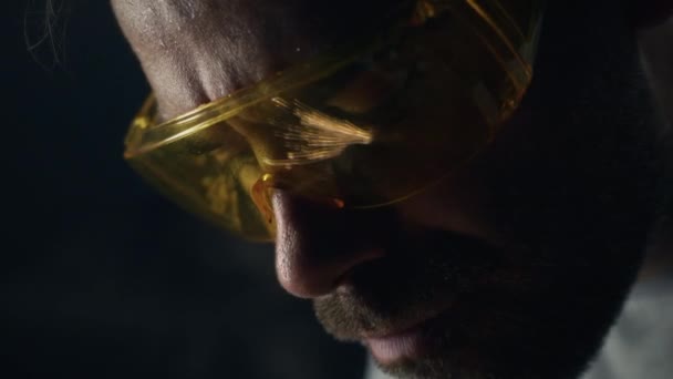Primer Plano Trabajador Masculino Serio Gafas Protectoras Metalurgia Garaje Con — Vídeos de Stock