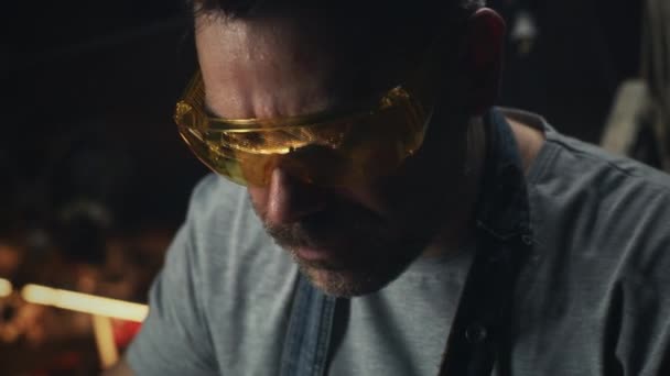 Garaje Hombre Ropa Trabajo Gafas Está Ocupado Procesando Metal Para — Vídeos de Stock