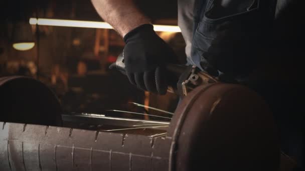 Mann Beginnt Schleifen Und Metallverarbeitung Herstellung Grill Mit Professioneller Kreissäge — Stockvideo