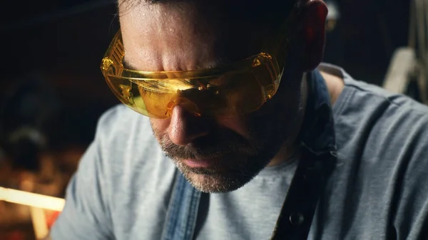 Garaje Hombre Ropa Trabajo Gafas Está Ocupado Procesando Metal Para — Foto de Stock