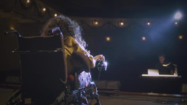 Disabled Actress Spinal Muscular Atrophy Wheelchair Stage Illuminated Spotlight Talking — Stok video