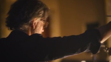 Yönetmen loş bir tiyatroda tiyatro provası sırasında oyuncularla konuşur ve konuşur.