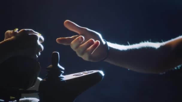 Een Acteur Een Zwak Podium Die Een Hand Reikt Aan — Stockvideo