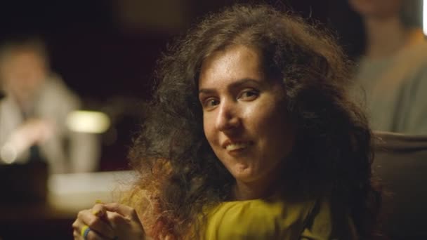 Wesoła Niepełnosprawna Kobieta Grupą Aktorów Reżyserem Śmiejąca Się Patrząca Kamerę — Wideo stockowe
