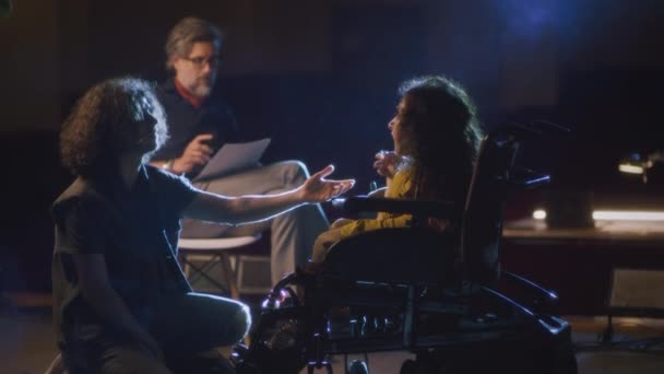 Actress Spinal Muscular Atrophy Actor Rehearsing Romantic Scene Theater Performance — Αρχείο Βίντεο