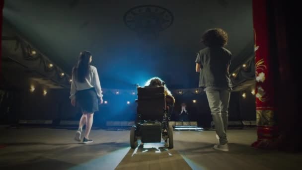Troupe Actors Woman Spinal Muscular Atrophy Wheelchair Coming Out Wings — Stockvideo