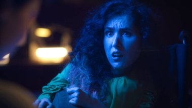 Omurilik kasları körelen bir aktris duygusal olarak rol yapıyor..