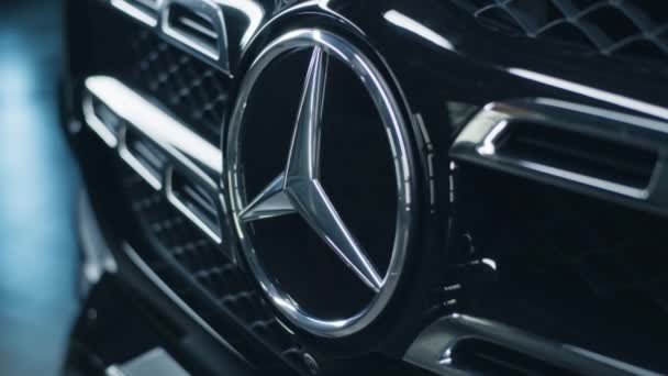 Zaporozhye Ukraine June 2022 Luxury Black Mercedes Benz Car Repairing — стоковое видео