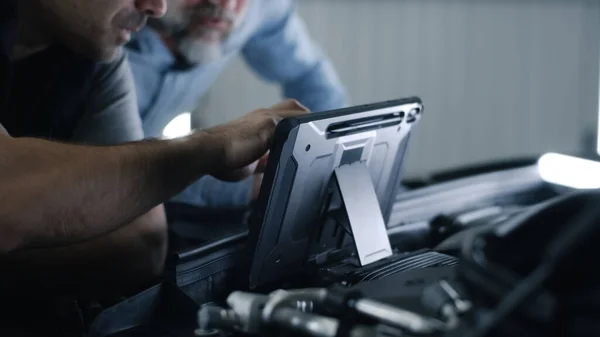 Car Service Mechanic Clicking Screen Digital Tablet Computer While Standing — Fotografia de Stock