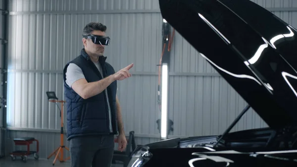 Male Mechanic Virtual Reality Headset Gesturing Standing Open Hood Car — Foto de Stock