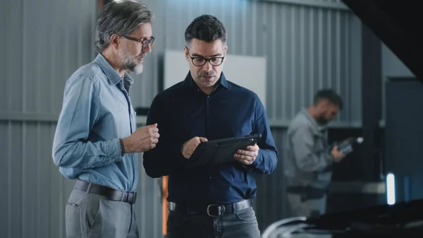 Car Service Manager Glasses Casual Suit Tablet Talking Man Discussing — Foto de Stock