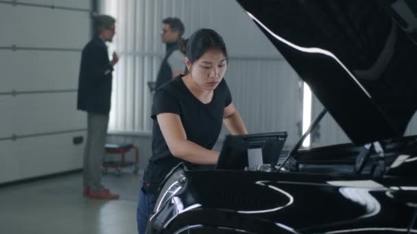 Asian Female Mechanic Uniform Car Service Inspecting Checking Engine Car — 图库视频影像