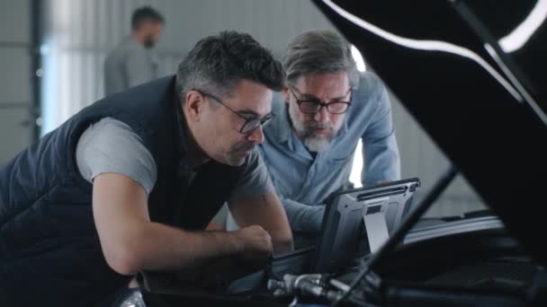 Mechanic Service Manager Glasses Client Standing Together Repair Shop Opened — Video Stock