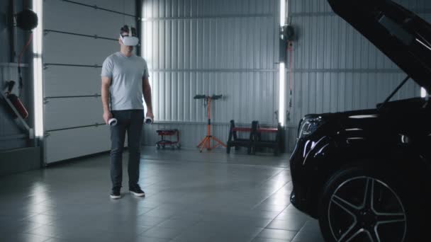 Car Service Man Mechanic Virtual Reality Glasses Controllers Moving His — Αρχείο Βίντεο