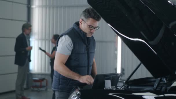 Handheld Shot Service Manager Worker Mechanic Repair Shop Inspecting Car — Stockvideo