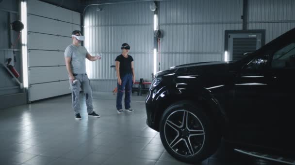 Různí Pracovníci Autoservisu Uniformě Kontrolují Kontrolují Automobil Společně Během Diagnostiky — Stock video