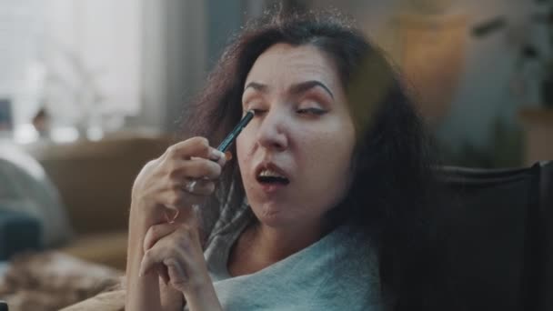 Beautiful Pretty Woman Disability Doing Evening Makeup Using Eyeliner Cozy — стоковое видео