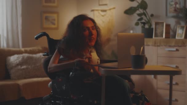 Ευτυχισμένη Γυναίκα Νωτιαία Μυϊκή Ατροφία Αναπηρική Καρέκλα Στο Άνετο Σπίτι — Αρχείο Βίντεο