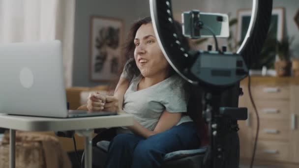 Woman Spinal Muscular Atrophy Speaking Sitting Motorized Wheelchair Table Laptop — Stok Video