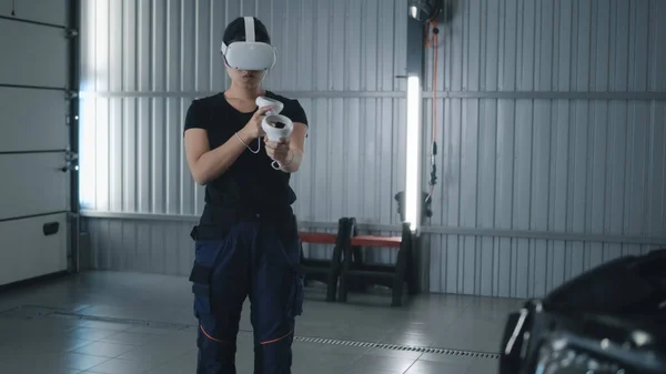 Asian Woman Car Service Worker Virtual Reality Headset Controllers Uniform — ストック写真