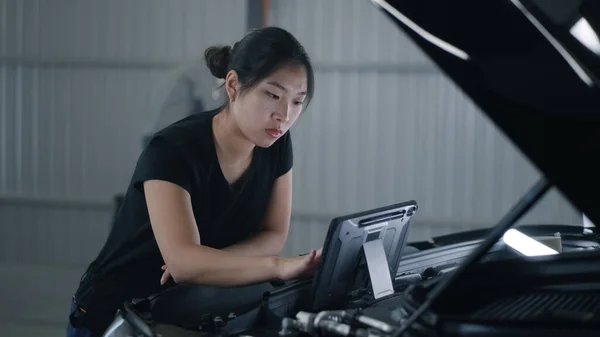 Asiatische Mechanikerin Uniform Überprüft Auto Motor Und Wischt Auf Tablet — Stockfoto