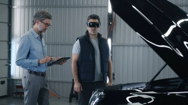 Manager Suit Mechanic Virtual Reality Headset Talking Standing Car Diagnostics — Foto de Stock
