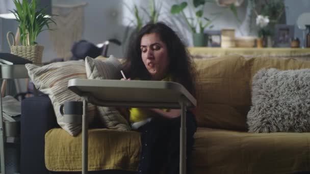 Γυναίκα Νωτιαία Μυϊκή Ατροφία Κάθεται Έναν Καναπέ Στο Σπίτι Στο — Αρχείο Βίντεο