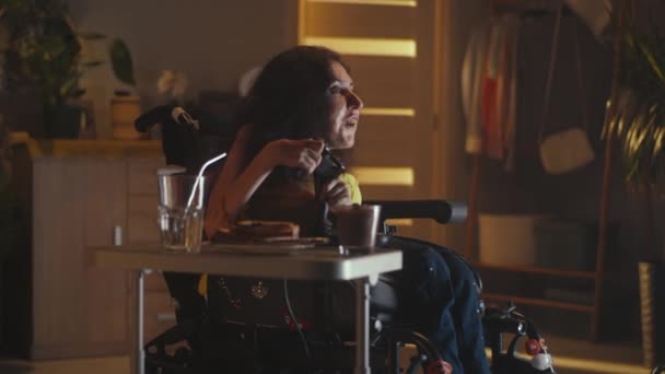 Χαρούμενη Γυναίκα Σωματική Αναπηρία Αναπηρικό Αμαξίδιο Που Παίζει Βιντεοπαιχνίδι Στην — Αρχείο Βίντεο