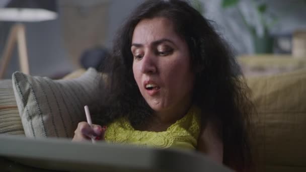 Γυναίκα Σωματική Αναπηρία Χρησιμοποιώντας Ψηφιακό Μολύβι Για Σχεδίαση Ενώ Κάθεται — Αρχείο Βίντεο