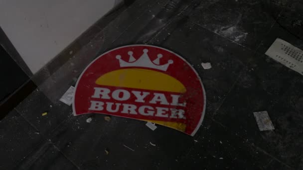 Zaporizhia Ukraine Ιουλίου 2022 Μια Σπασμένη Πινακίδα Royal Burger Διαφήμιση — Αρχείο Βίντεο