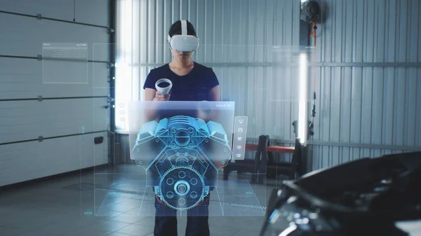 Car Service Manager Använder Virtuell Verklighet Med Futuristisk Augmented Reality — Stockfoto