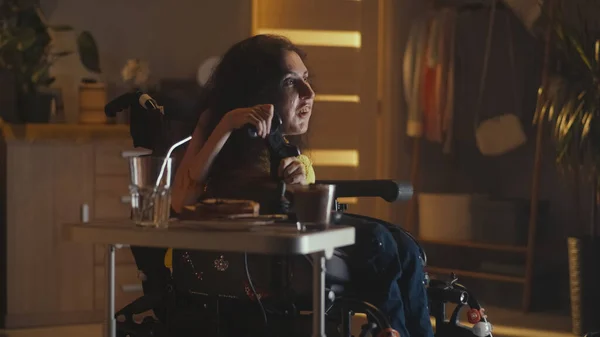 Cheerful Woman Physical Disability Wheelchair Playing Video Game Using Gamepad — Fotografia de Stock