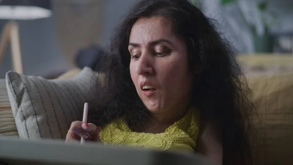 Woman Physical Disability Using Digital Pencil Drawing While Sitting Sofa — Fotografia de Stock