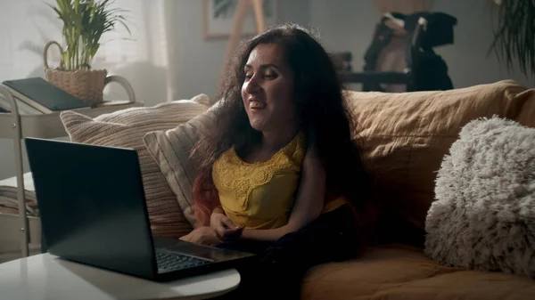 Γυναίκα Αναπηρία Μιλώντας Μέσω Video Call Φίλο Που Χρησιμοποιεί Laptop — Φωτογραφία Αρχείου