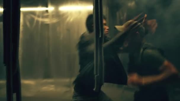 화면을 캐릭터가 어두운 방에서 싸운다 액션씬 — 비디오